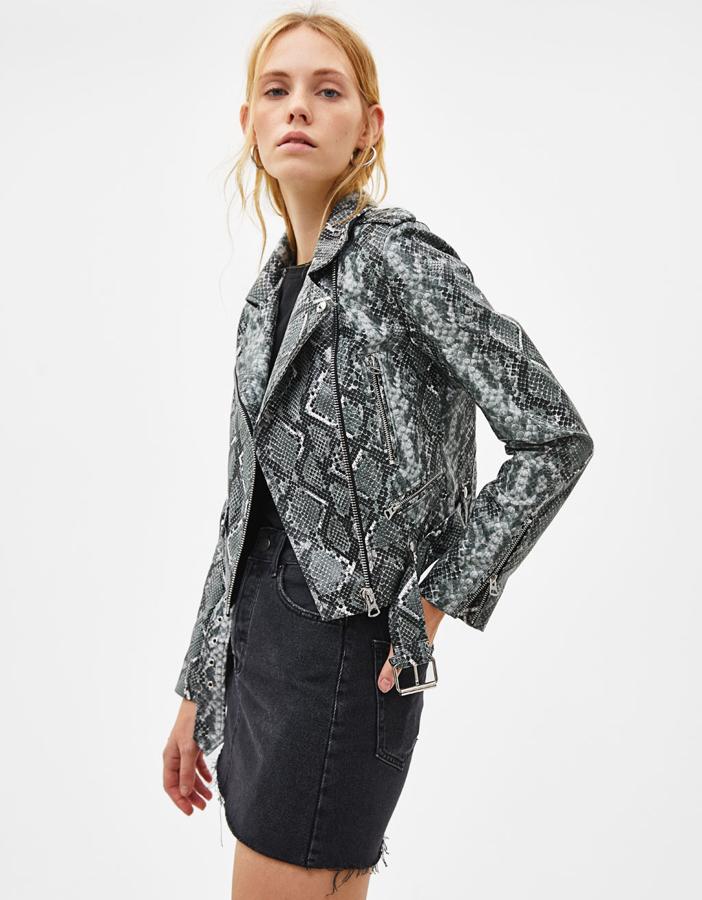 Cazadora biker con efecto piel, detalle de cinturón y estampado 'animal print' de serpiente, 19,99 euros.