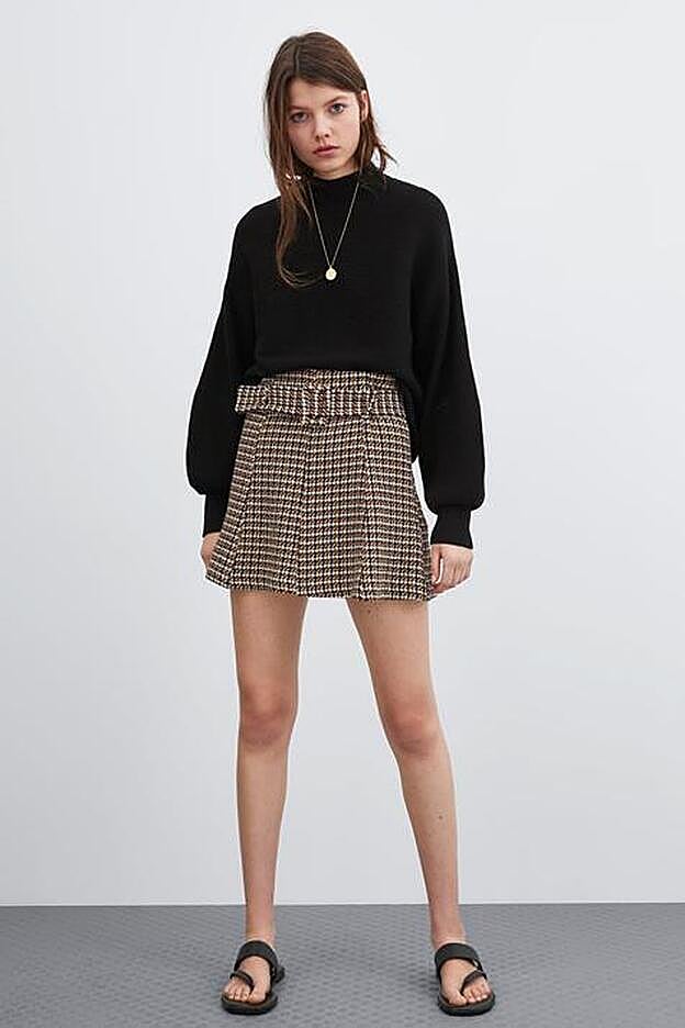 Falda mini tweed con cinturón de Zara. (12,99 euros).
