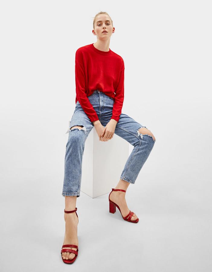 Jersey de puntop fino en color rojo con cuello redondo, 9,59 euros.