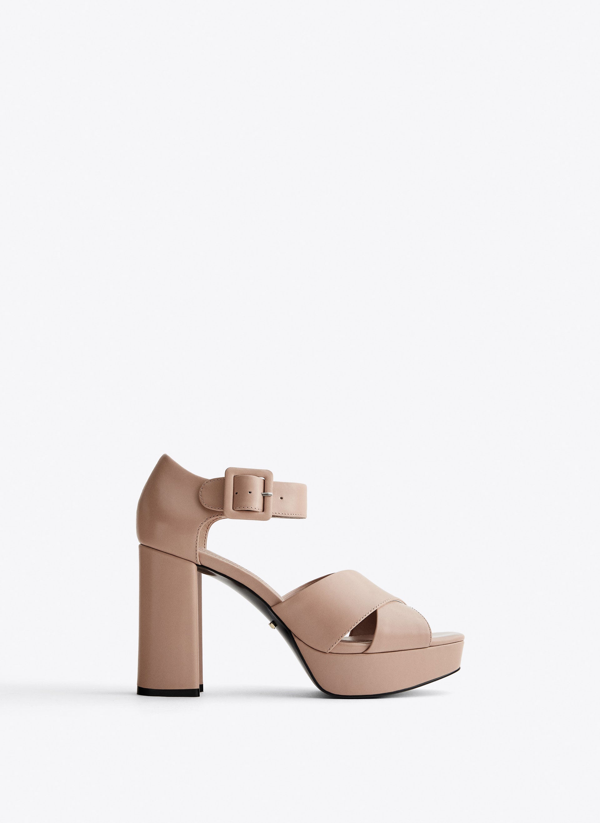 Sandalia en color nudo con plataforma: 89 euros en Uterqüe.