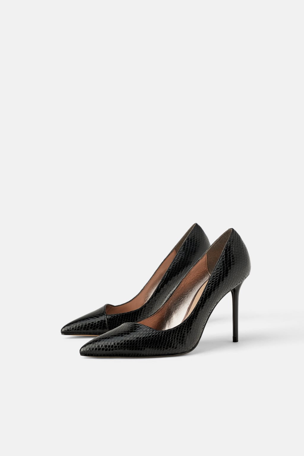 Zapatos de tacón en color negro y estampado de serpiente: 29,95 euros en Zara.