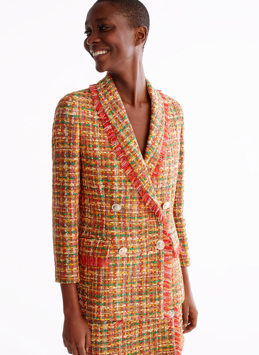 Americana tweed con colores alegres: 179 euros en Uterqüe. Falda a juego.