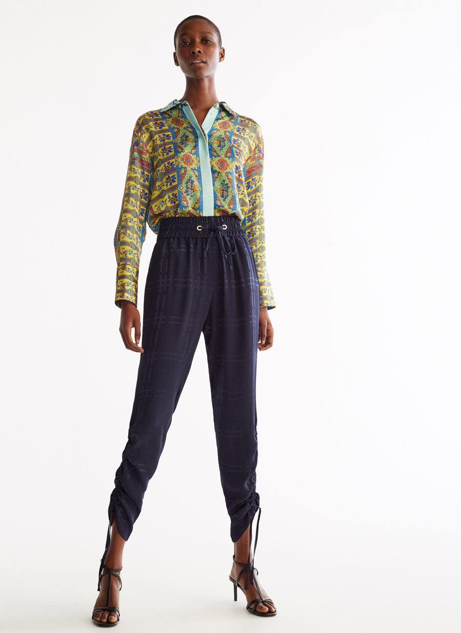 Pantalón jogging de cuadros de Uterqüe: 79 euros.