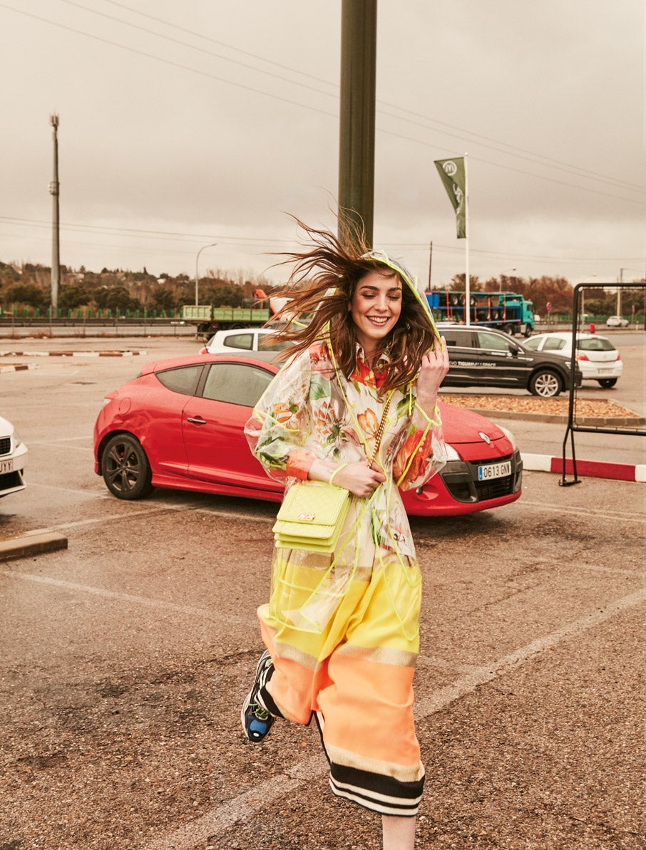 Chubasquero transparente de Zara, blusa de Carolina Herrera y falda de Psophia Vázquez de Castro. El bolso es de Chanel y las zapatillas, de Sandro.