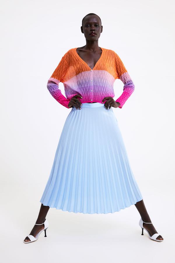 El color azul de esta falda es espectacular. Es de Zara y también está en un rosa pastel. Su precio es de 25,95 euros.