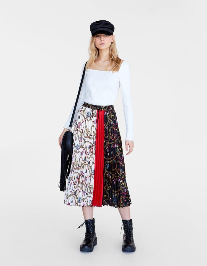Este modelo mezcla dos tendencias, la falda midi plisada y el estampado de pañuelo. Es de Stradivarius y su precio es de 25,99 euros.