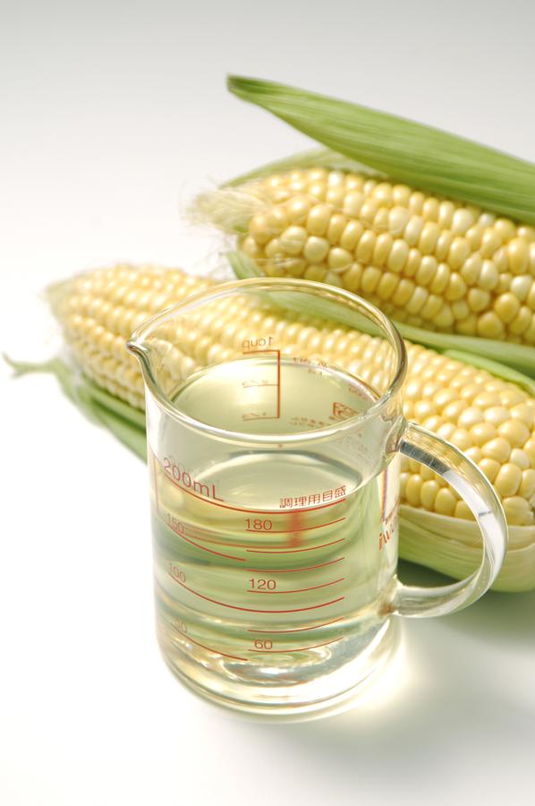 El aceite de maíz es uno de los más usados en muchos países. Su consumo puede realizarse  tanto en crudo como cocinado  y son muchos los beneficios que aporta a nuestro organismo pero destaca, por encima de todos, el hecho de tratarse de una fuente de ácidos omega 6.