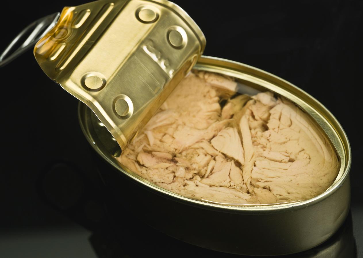 Al tratarse de un pescado azul cubierto de aceite se considera un  alimento muy saludable,  pues aporta al organismo altas cantidades tanto de grasa omega 3 (del atún) como de omega 6 (del aceite).