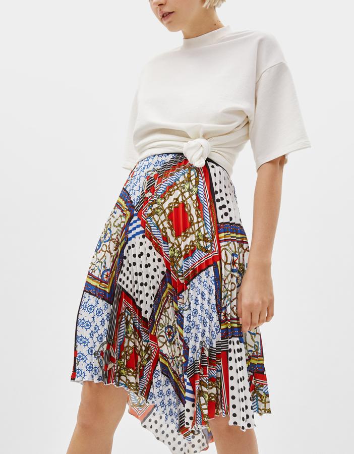 La más original y una de nuestras favoritas, asimétrica y con mezcla de estampados de pañuelo. Es de Bershka y cuesta 22,99.