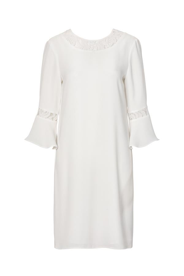 El perfecto look para una ceremonia sencilla es este evstido corto, con volantes en las mangas y tejido liso, a excepción de unas tiras de encaje en el cuello y en las mangas. Este modelo cuesta 59,90 euros.