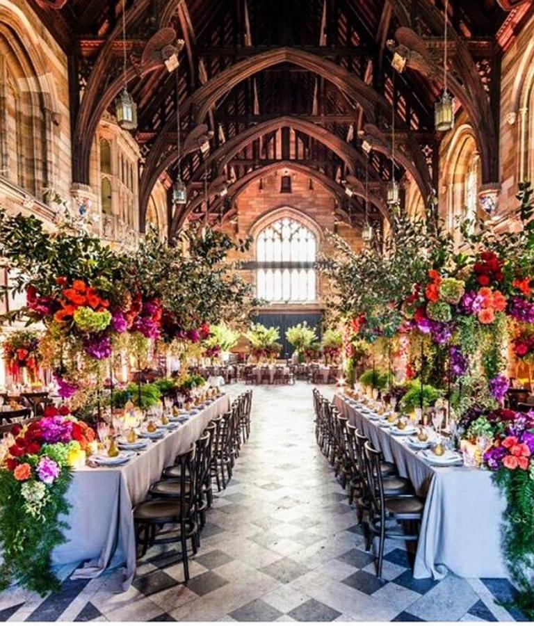 El maximalismo floral se convierte en el protagonista de la decoración de esta boda que, además, se celebra en un espacio casi mágico. Eso sí, ten cuidado al elegir el tipo de planta: procura que no desprenda mucho perfume si quieres que tus invitados disfruten de los sabores del banquete.
