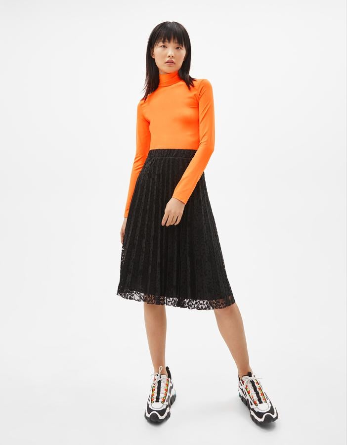 De encaje, este modelo de Bershka es perfecto para la noche con unas sandalias de tacón, pero también para el día con zapatillas. Son 19,99 euros.