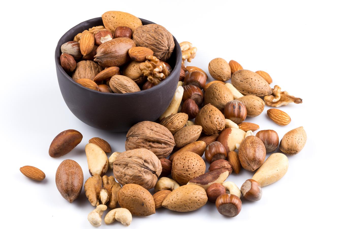 Los frutos secos son muy ricos en omega 6 y contienen muchos beneficios y propiedades entre los que destacan la vitamina B6 y un alto contenido en magnesio, necesario para fijar el calcio en los huesos y potenciar la musculatura. Entre los frutos secos con un mayor contenido en ácidos grasos omega 6  encontramos las nueces, los cacahuetes, las almendras, las avellanas y los pistachos.