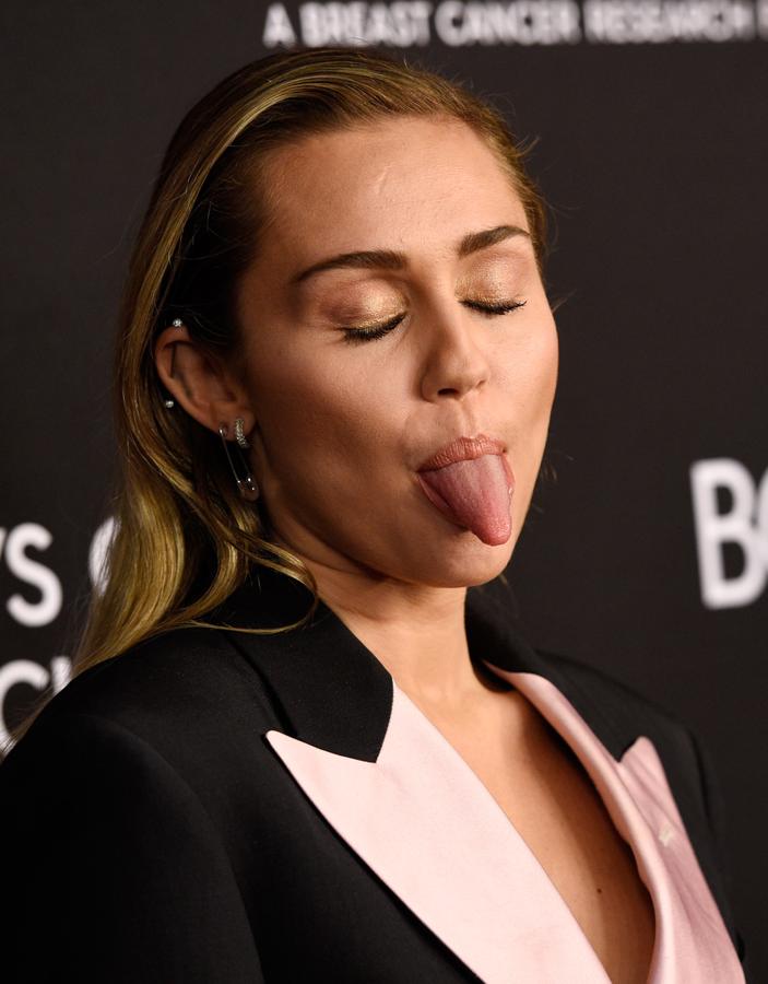 El acné fue lo que llevó a Miley Cyrus a ser víctima del 'bullying' a manos de sus compañeros de clase cuando tan solo era una niña.