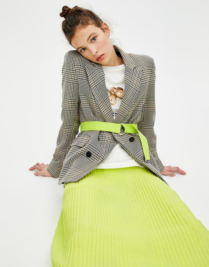 Ls tablitas son más esterchas en este modelo de Pull&Bear en verde flúor. Cuesta 22,99 y queda así de bien combinada con una blazer de cuadros.