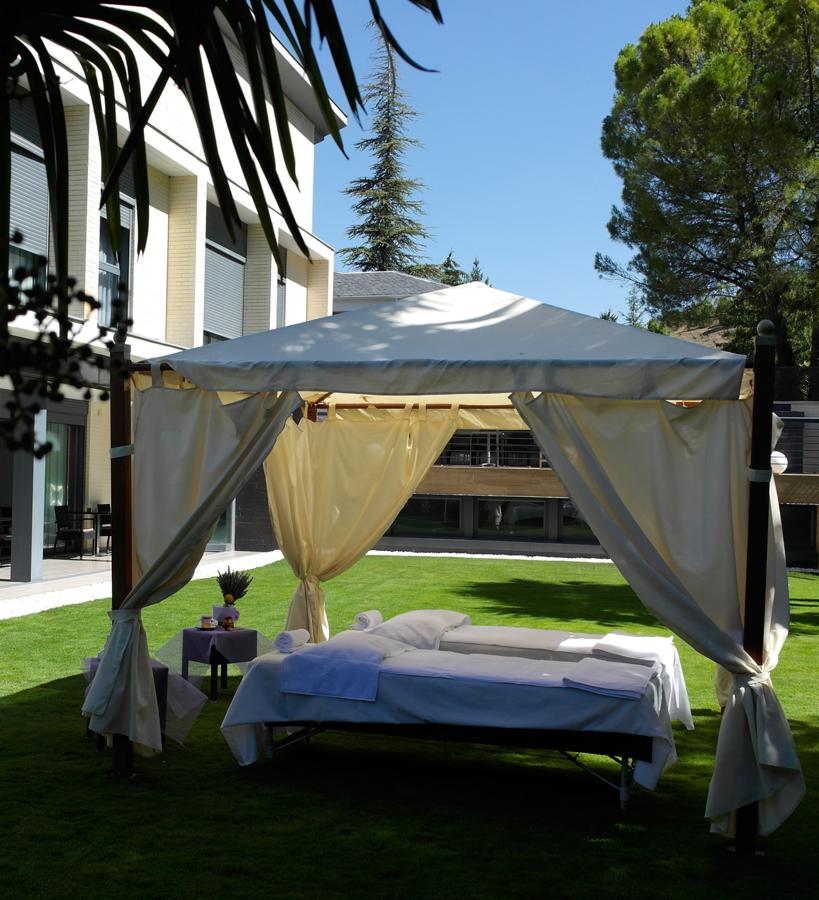 El hotel-boutique Niwa, con spa privado, ofrece varias opciones de relax, con y sin noche, para disfrutar de su spa, masajes orientales, descanso de calidad y la posibilidad de descubrir Brihuega, uno de los pueblos más bonitos de La Alcarria (Guadalajara) y Mejor Destino Turístico de Castilla La Mancha 2018, a tan solo una hora de Madrid.  Packs Especiales Día del Padre del Hotel Spa Niwa  (desde 75 €).