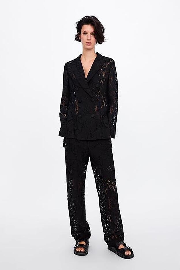 Traje de encaje, de Zara.