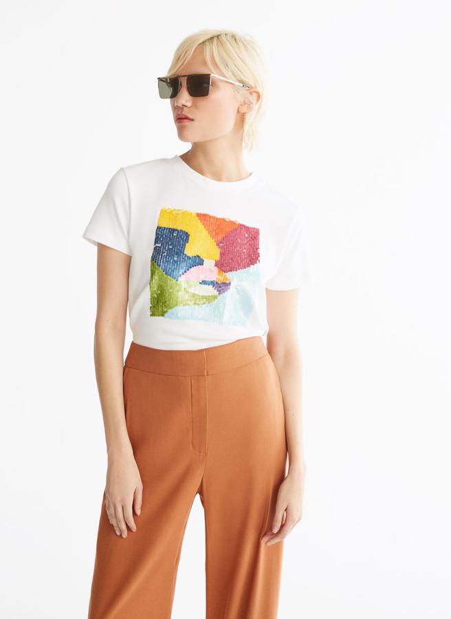Camiseta con diseño de cuello redondo, manga corta y diseño de lentejuelas en la parte frontal, 59 euros.