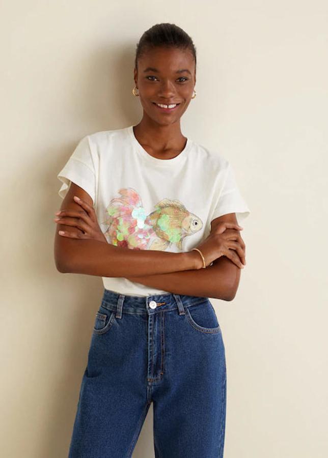 Camiseta con cuello redondo y manga corta con detalle de lentejuelas en la parte frontal, 15,99 euros.