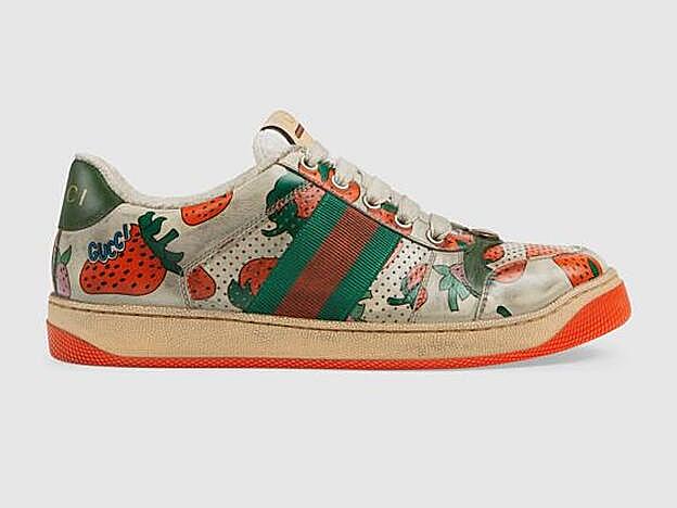 Estas zapatillas de Gucci con estampado de fresas cuestan 790 euros.