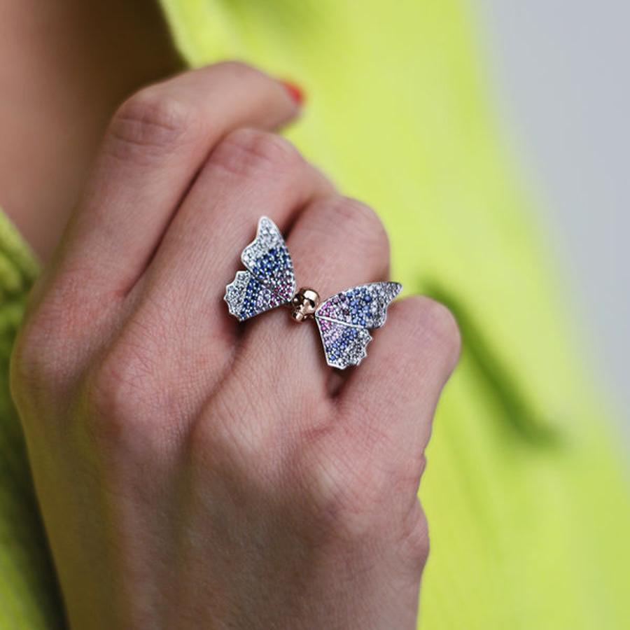 Anillo doble Flutterdies, en oro rosa y blanco de 18 quilates con pavé de zafiros multicolor y diamantes grises talla brillante (2.950 €). Puedes desmontar lo anillos y llevarlos por separado: una mariposa por un lado y una calavera por otro.