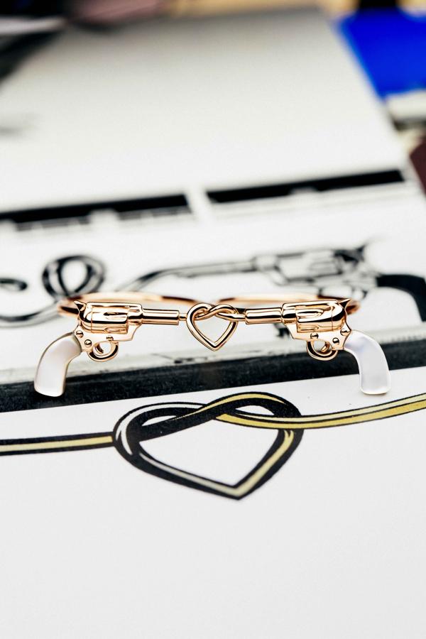 Anillo doble Love over war diseñado especialmente para la cantante Bely Basarte con motivo de lanzamiento de la colección.