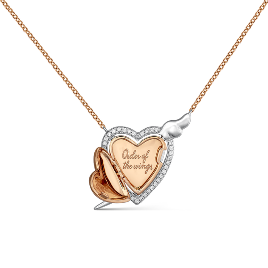 Colgante Heart Struck en oro rosa y blanco de 18 quilates con diamantes blancos talla brillante (1.950 €). El corazón se abre y descubre un mensaje oculto: “Order of the wings”. En la parte trasera de la medalla está grabada la firma de D*Face.