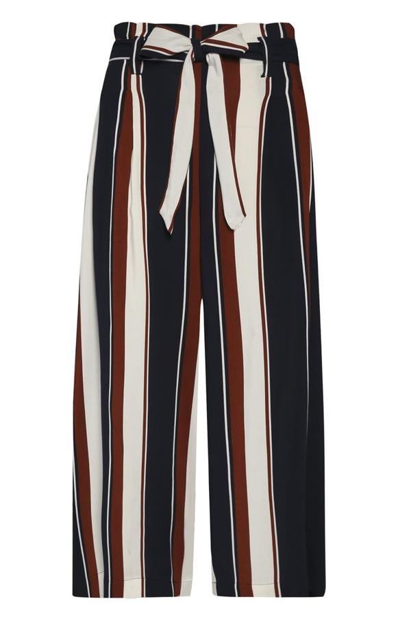 Pantalón tipo falda con estampado de rayas y detalle de cinturón, 10 euros.