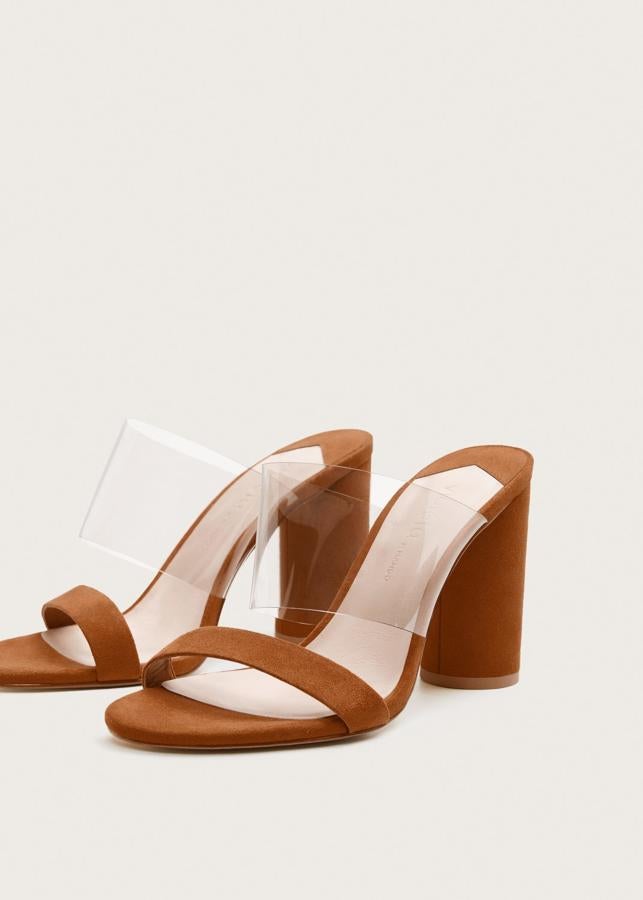 Sandalias de ante cámel con detalle de tira de vinilo transparente, de Violeta by Mango (49.99 euros).