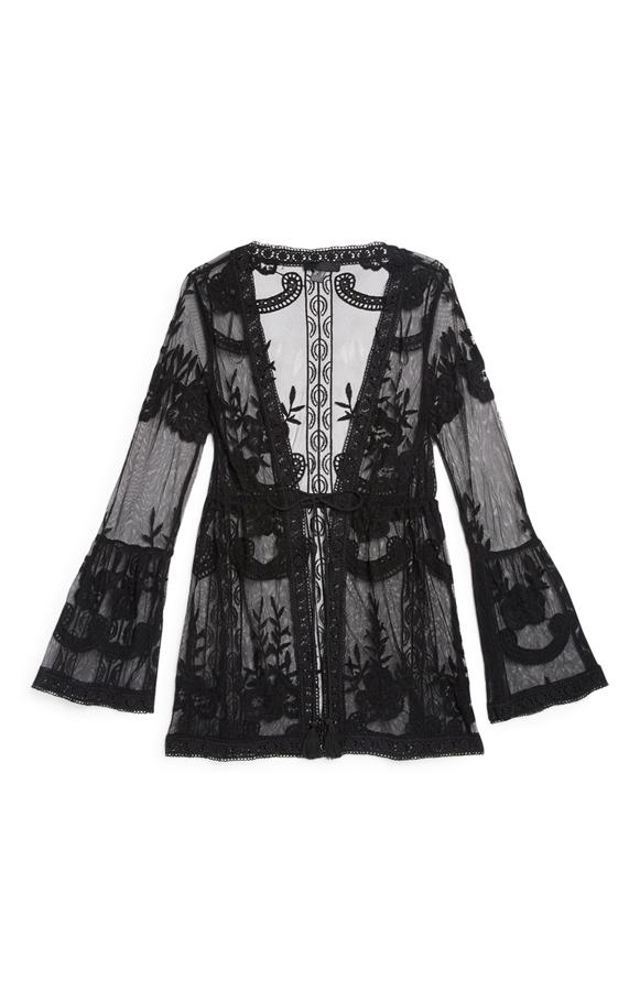 Vestido playero texturizado en color negro y con transparencias, 12 euros.