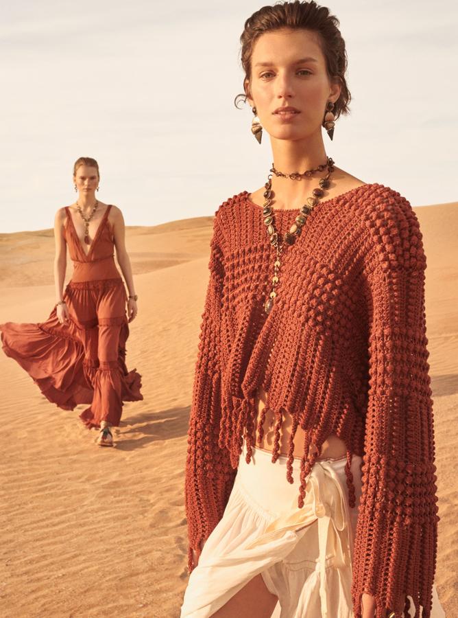 Los tonos arcilla también son protagonistas en el nuevo catálogo de Zara para la primavera verano. El vestido con detalles en crochet cuesta 89.95 euros, el jersey, 49.95 euros, y la falda pareo, 59.95 euros.