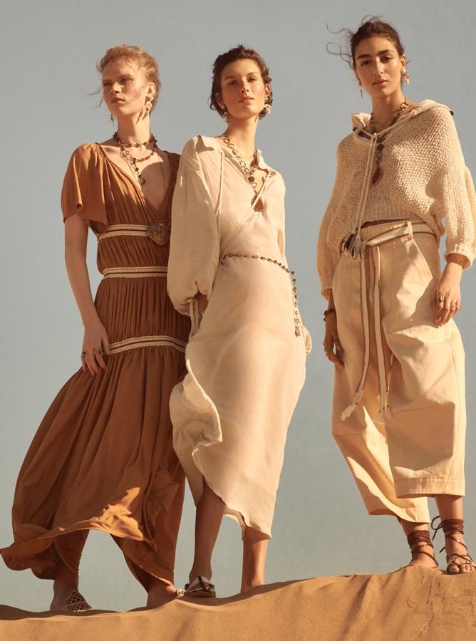 Tres estilos, tres looks y tres joyas de Zara para la primavera-verano. De izquierda a derecha, maxi vestido con escote en color ocre (89.95 euros), vestido de gasa fluido en tono crema (79.95 euros) y conjunto de sudadera de punto (39.95 euros) y pantalón cargo (59.95 euros).