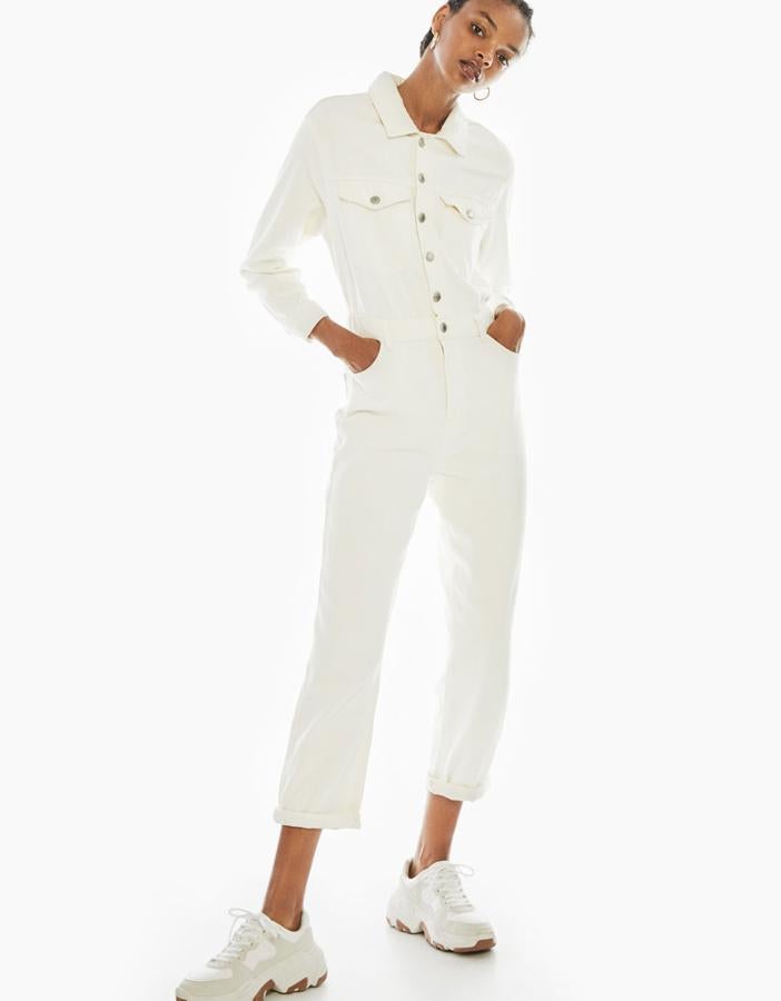 Mono 'utility' con bolsillos solapa, puños abotonados, cintura ajustada y cierre delantero con botones (35,99 euros).