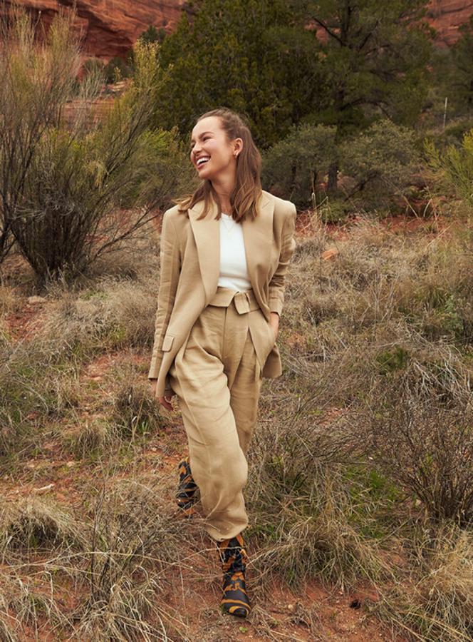 Emma Louise Conollu apuesta por un traje de chaqueta (129 euros) y pantalón (89.99 euros) en lino cámel que combina con camiseta blanca básica y botas 'animal print' (129 euros).