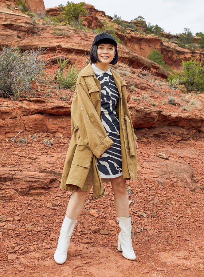 May Gobla posa con vestido 'animal print' (49.99 euros), trench cámel (99 euros) y botas blancas (129 euros) de la colección H&M Studio SS19.