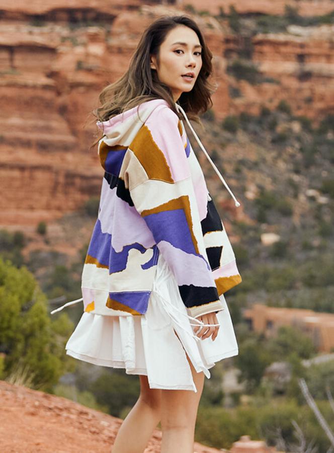 Nos encanta cómo reinventa Sadelle este LWD de inspiración boho (69.99 euros) con sudadera 'arty' estampada (49.99 euros).