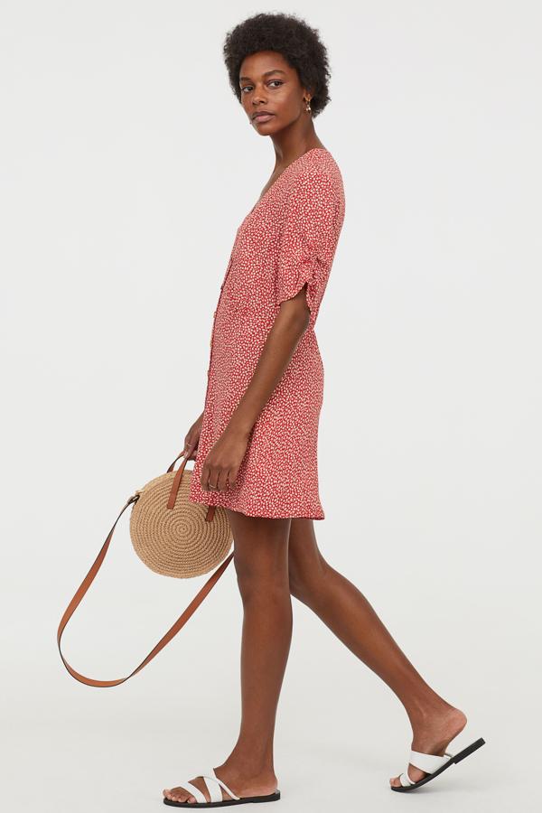 Mini vestido estampado con cierre de botones delanteros, de H&M (19.99 euros).