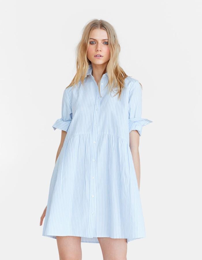 Vestido camisero con estampado mil rayas en azul bebé y blanco, de Stradivarius (19.99 euros).