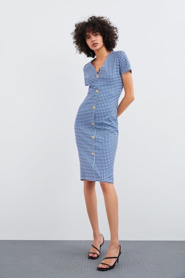 Vestido de silueta lápiz con botones y estampado de cuadros de Vichy de Zara (15.95 euros).