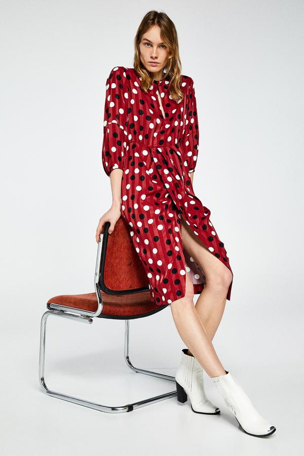 ¿Ya te hemos dicho que se llevan los lunares? Pues este vestido de Sfera (39.99 euros) es otra idea genial para llevarlos.