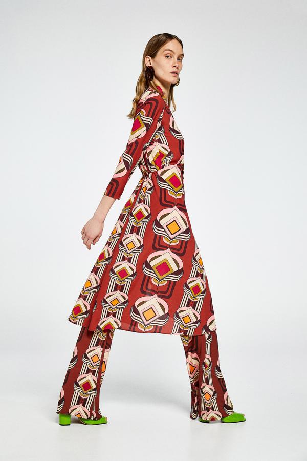 Este vestido de inspiración setentera con llamativo estampado se puede llevar solo (49.99 euros) o en conjunto con estos pantalones palazzo (39.99 euros).