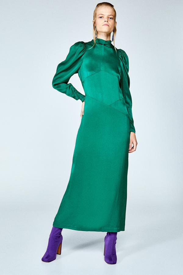 De inspiración vintage y un favorecedor verde musgo, este vestido midi de satén con mangas en volumen es perfecto tanto para una boda de día como de noche. Su precio: 59.99 euros.