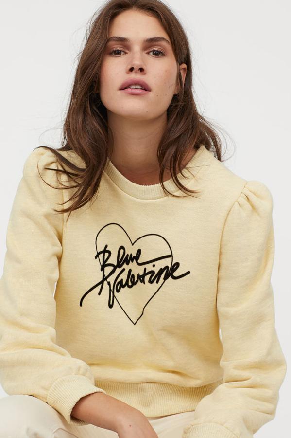 Sudadera corta en tejido suave con motivo afelpado delante y mangas largas abullonadas. Lleva cuello, puños y bajo en punto elástico (29,99 euros).