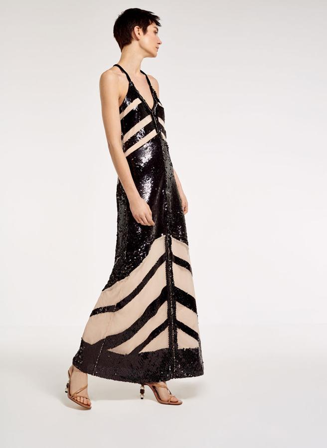 Vestido largo de lentejuelas negro y nude y espalda descubierta, 199 euros.