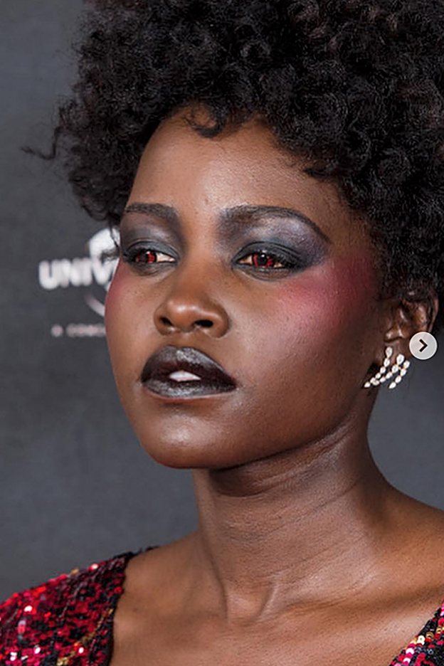 Un primer plano de la mirada diabólica de Lupita Nyong'o.