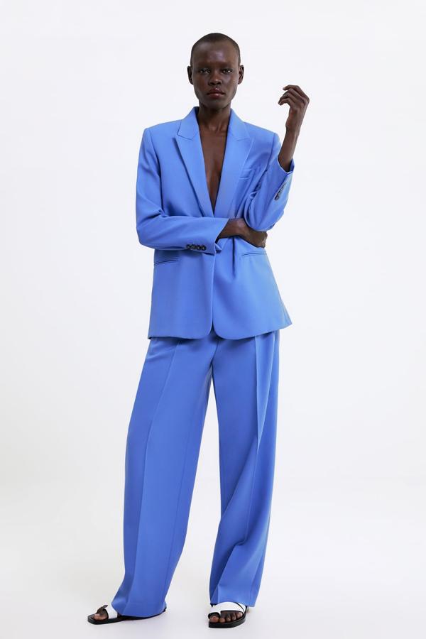 Blazer con bolsillos en color azul (79,95 euros) combinada con pantalón de tiro alto con detalle de trabillas en la cintura (49,95 euros).