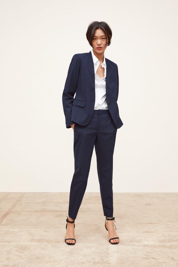 En un look 'working girl' clásico con una camisa blanca de inspiración masculina (19.95 euros).