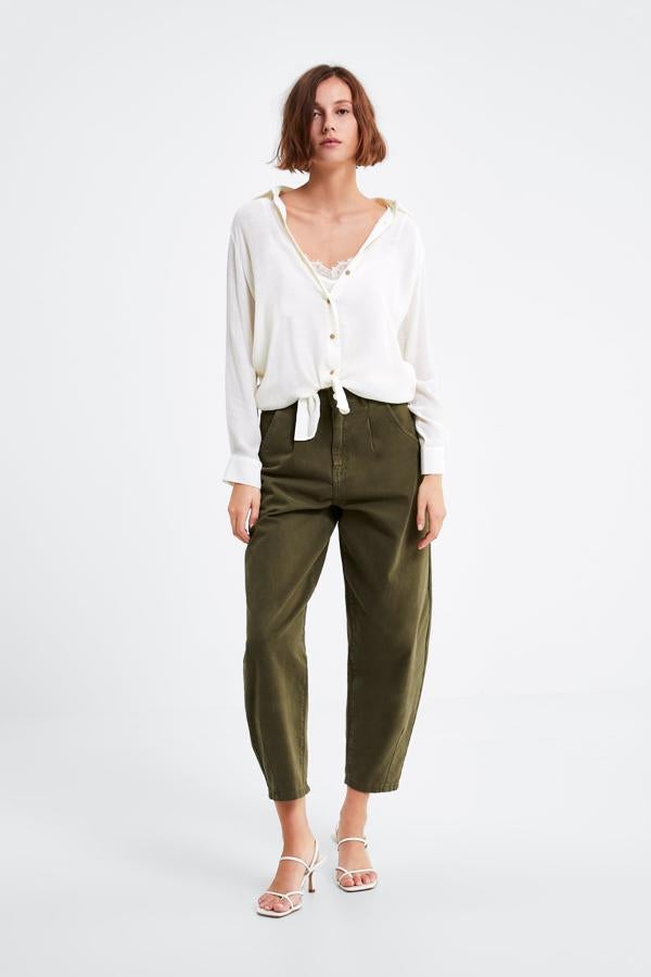 En un look 'effortless chic' y, una vez más, anudada (22.95 euros) y dejando ver un top lencero.