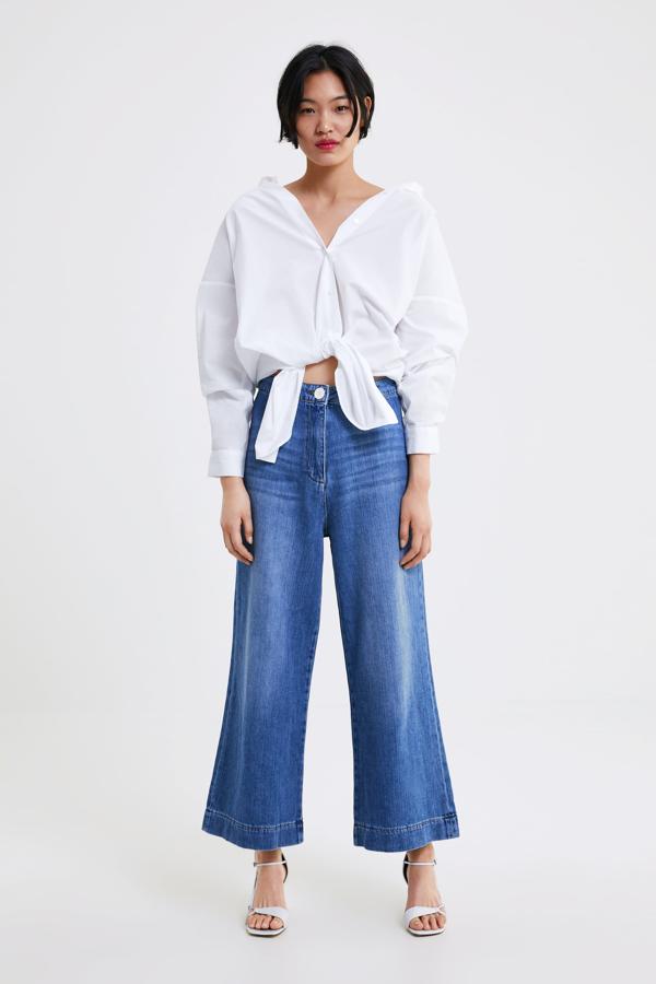 'Oversize', pero anudada a la cintura, para jugar con los volúmenes y presumir de curvas. Esta camisa cuesta 22.95 euros en Zara.