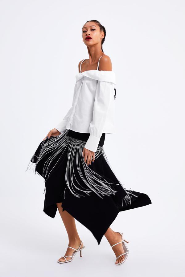 Como protagonista de un look sofisticado de fiesta, como esta blusa 'off the shoulders' (22.95 euros).